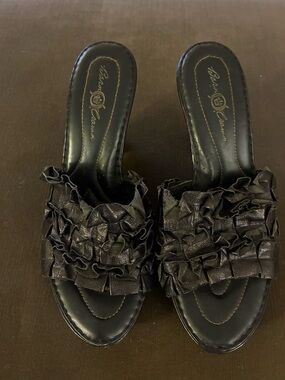 Born Crown Black Ruffled Leather Mules Slide Sandals Wedges Coquette Girly 8/39